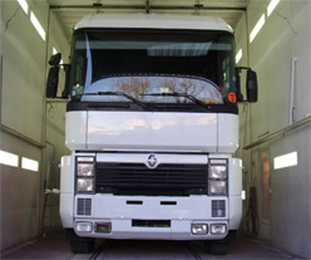 Cabine peinture poids lourd avec cabine tracteur Renault