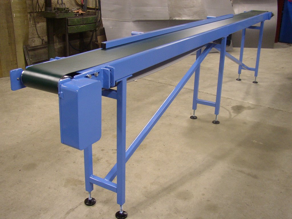 Convoyeur métallique fabriqué en atelier GRM, finition peinture